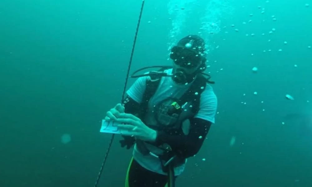 Ρωσία: Τυφλός δύτης θέτει νέο ρεκόρ με κατάδυση σε βάθος 30 μέτρων στη Μαύρη Θάλασσα